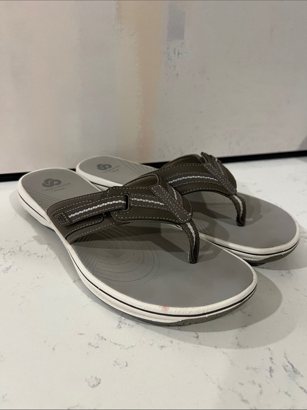 Clarks Cloudstepper flip-flop sandals size 10